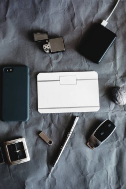 Erkek aksesuarları, araba anahtarları, çakmak, akıllı telefon, kalem, kemer..