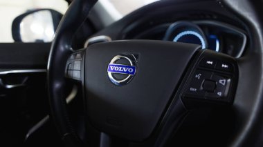 Direksiyondaki Volvo logosunu kapat. Volvo V40 gösterge paneli içi. 