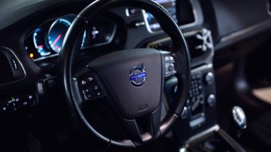 Direksiyondaki Volvo logosunu kapat. Volvo V40 gösterge paneli içi. 