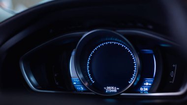 Modern araba paneli, dijital parlak hız göstergesi, kilometre sayacı.