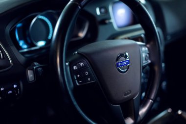 Direksiyondaki Volvo logosunu kapat. Volvo V40 gösterge paneli içi. 