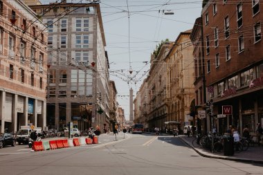 İtalya 'da Bologna, Emilia Romagna' da atari salonu olan eski dar bir cadde. Bologna 'nın mimarisi ve simgesi. Bolonya 'nın Şehir Manzarası.