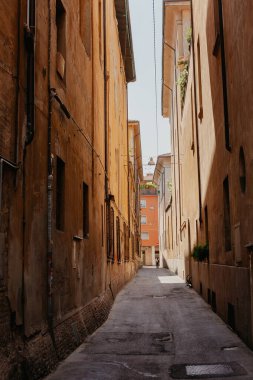 İtalya 'da Bologna, Emilia Romagna' da atari salonu olan eski dar bir cadde. Bologna 'nın mimarisi ve simgesi. Bolonya 'nın Şehir Manzarası.
