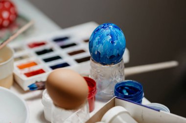 Paskalya kutlaması için yumurta boyama. Aile kutlaması ve ev dekorasyonu için resim ve hazırlık.