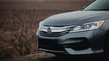 Rivne, Ukrayna - 03, 28, 2021: Honda Accord 9 ön ızgara yeni modern araba tabelası logosu.