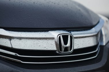 Rivne, Ukrayna - 03, 28, 2021: Logo Honda ön ızgara yeni modern otomobil tabelası.