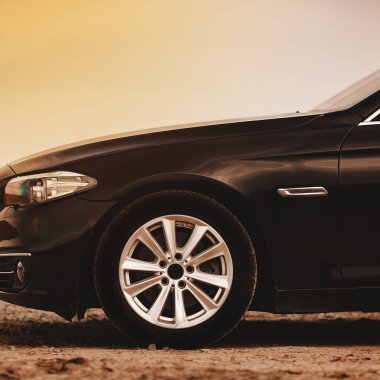 Modern araba tekerlekleri ve açık hava..