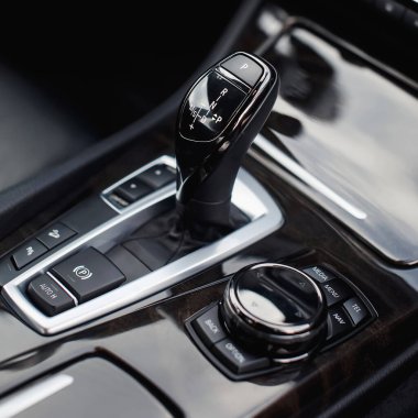 Modern arabadaki şanzıman vitesi değişimi.