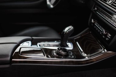 Modern prestijli bir arabanın otomatik vites kolu..