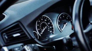 Arabadaki hız göstergesine yakın çekim. Araba konsolu. Araba kontrol paneli. Hız göstergesi, takometre, kilometre sayacı.
