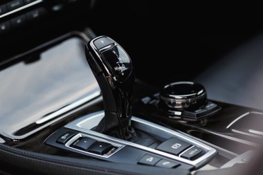 Modern prestijli bir arabanın otomatik vites kolu. Modern araba iç dekorasyonu.