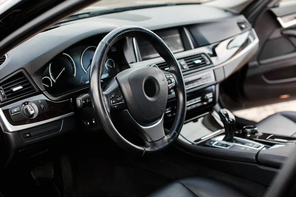 Luxe Moderne Auto Interieur Stuurwiel Zwarte Leren Stoelen Versnellingshendel Dashboard — Stockfoto