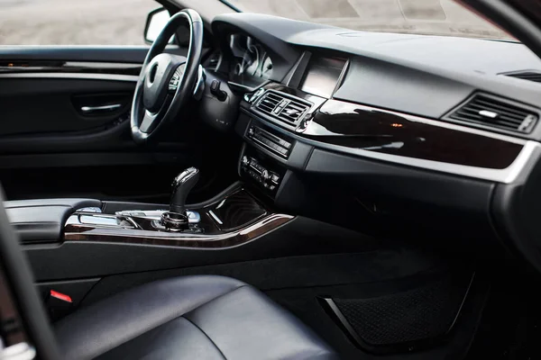 Luxe Moderne Auto Interieur Stuurwiel Zwarte Leren Stoelen Versnellingshendel Dashboard — Stockfoto