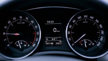 Araçtaki cihaz paneli, kapat.