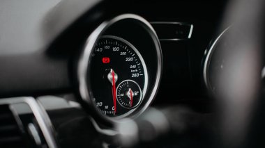 Modern araba hız göstergesi kapanıyor. Hız göstergesi, takometresi, kilometre sayacı olan gösterge paneli. 