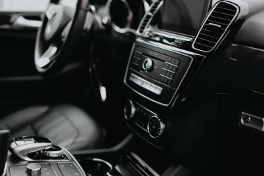 Lüks, modern bir arabanın içi..