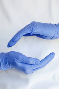 El temizlik ya da temizlik için koruyucu eldiven takar. Beyaz arka planda izole edilmiş lateks eldiven takan bir kadın..