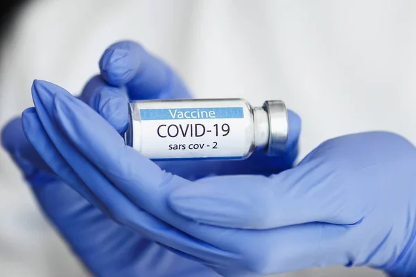 Covid Vacina Close Luvas Mão Segurando Gripe Coronavírus Doença Vacinal — Fotografia de Stock