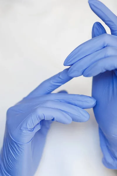 Hand Draagt Een Beschermende Handschoen Voor Het Reinigen Opruimen Vrouwelijke — Stockfoto