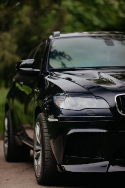 Mnchen, Almanya - 09.06.2021: BMW X6 M ön ayrıntılar, farlar.