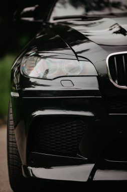 Mnchen, Almanya - 09.06.2021: BMW X6 M ön ayrıntılar, farlar.