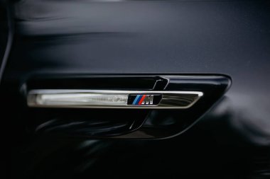 Mnchen, Almanya - 09.06.2021: Arabanın üzerinde BMW M Power logosu.