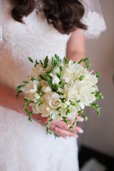 Close-up van de bruid handen met mooie bruiloft boeket — Stockfoto