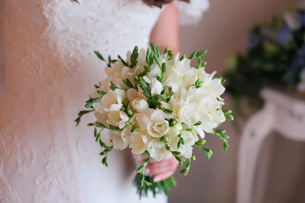 Nahaufnahme der Braut Hände mit schönen Brautstrauß — Stockfoto