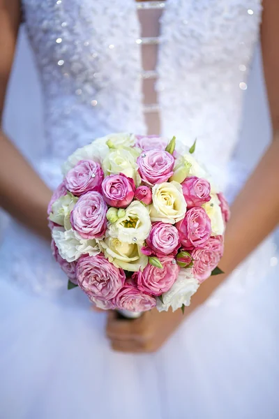 Krásné svatební kytice s krystaly — Stock fotografie