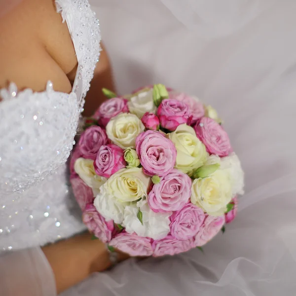 Sexy mulher mãos segurando bonito casamento buquê — Fotografia de Stock