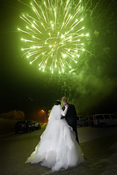 Hochzeitspaar schaut sich Feuerwerk an — Stockfoto