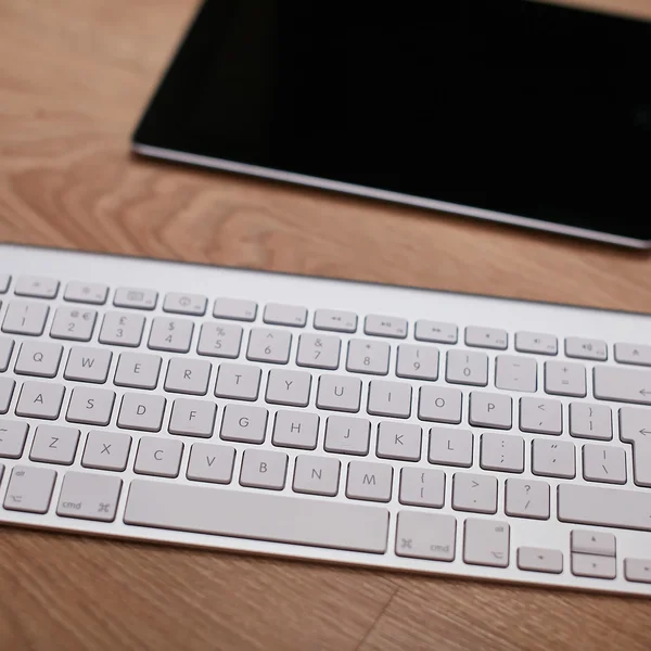 Aluminum keyboard with the tablet — Stock Photo, Image