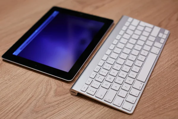 Aluminum keyboard with the tablet — Stock Photo, Image