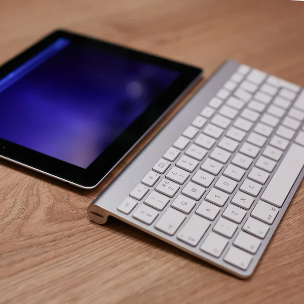 Aluminum keyboard with the tablet — Stock Photo, Image