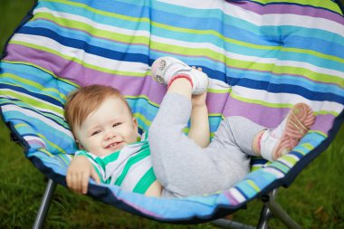 Çocuk açık havada bir iskemle