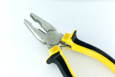 Beyaz arkaplanda pense izole edildi