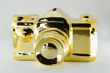 Beyaz arka plan üzerinde izole gold fotoğraf makinesi