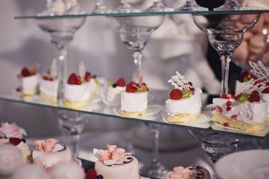 tatlı tablo için bir parti. Ombre kek, Top kek, tatlılık ve f