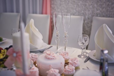 Düğün yemeği için masa hazır.