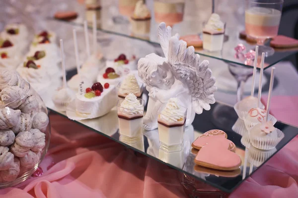 Table de dessert pour une fête. Ombre gâteau, cupcakes, douceur et f — Photo