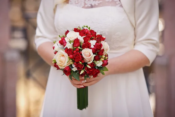 Buket pernikahan di tangan pengantin wanita — Stok Foto