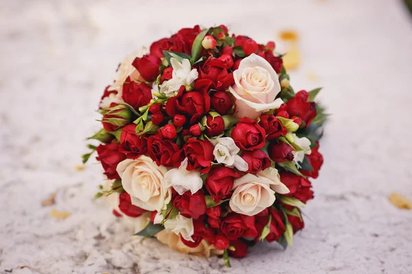 Brides bouquet of red and white roses — Stock Photo, Image