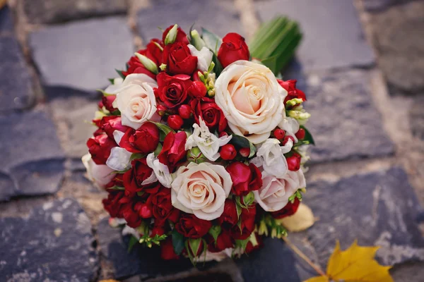 Brides bouquet of red and white roses — Stock Photo, Image