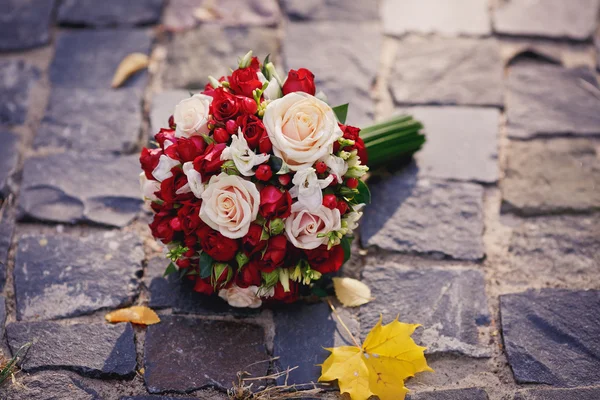 Brides bouquet of red and white roses — Stock Photo, Image