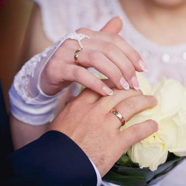 结婚戒指的新娘和新郎的双手 — 图库照片