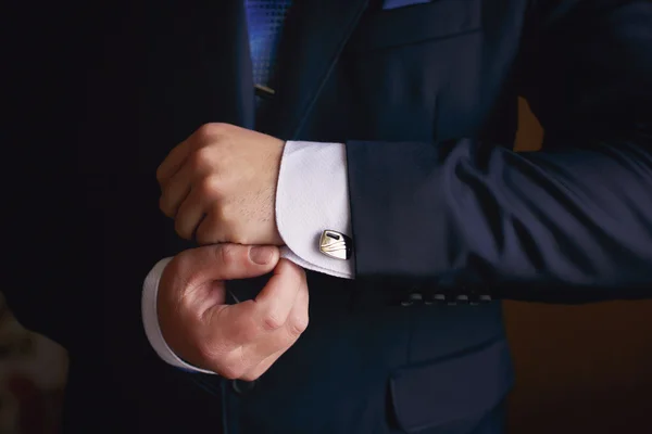 Tangan pengantin pria bersiap-siap dalam setelan jas — Stok Foto