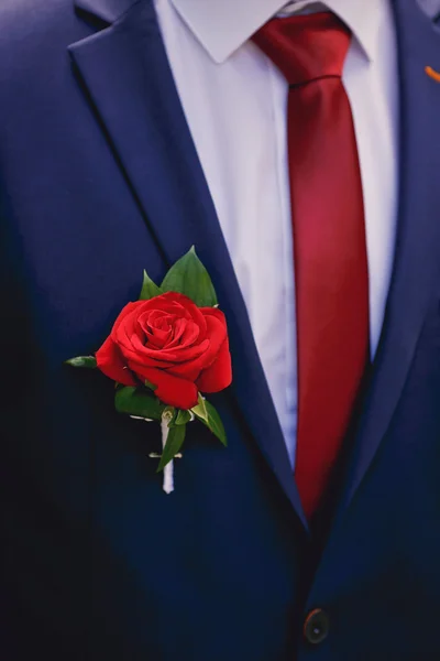 Bröllop boutonniere på kostym av brudgummen — Stockfoto