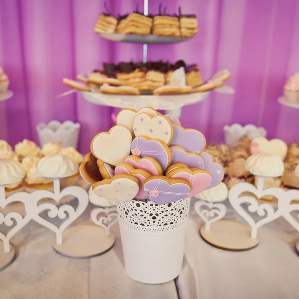 Tavolo da dessert per una festa. Torta ombre, cupcake, dolcezza e f — Foto Stock