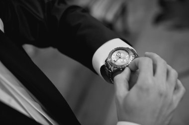 elinde düğün damat takım elbise hazırlanıyor