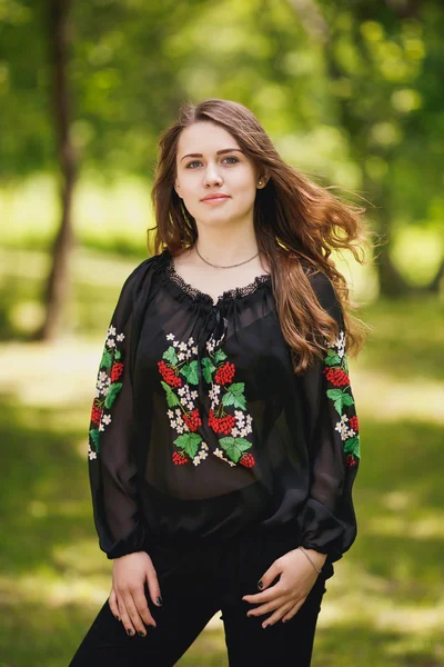 Beautiful young woman outdoors — Stock Photo, Image